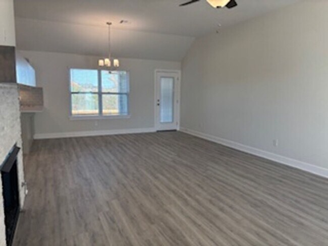 Building Photo - First month Free! NEW NEW NEW!