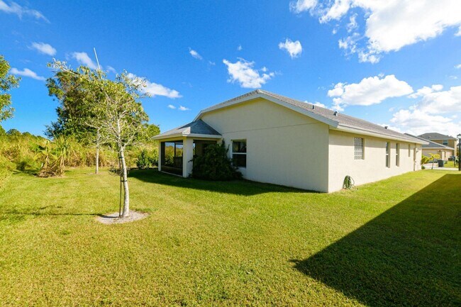 Building Photo - 9756 Palm Breezes Dr