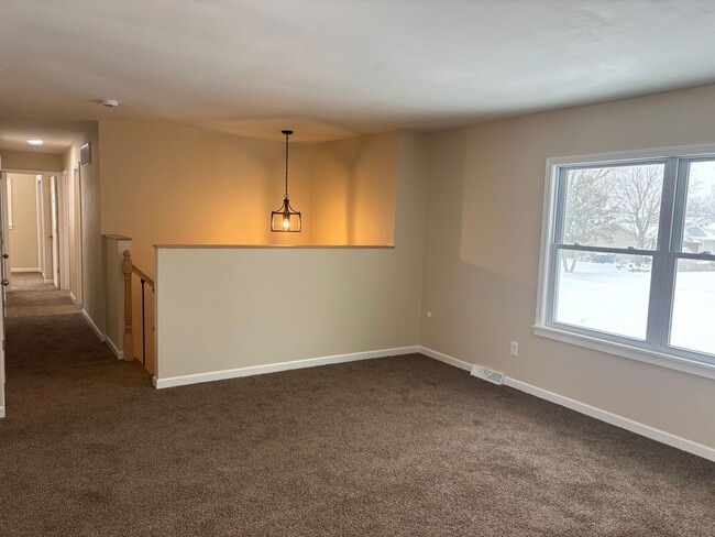 Building Photo - 3 Bedroom, 2 Bath Single Family Home in Clinton, IA