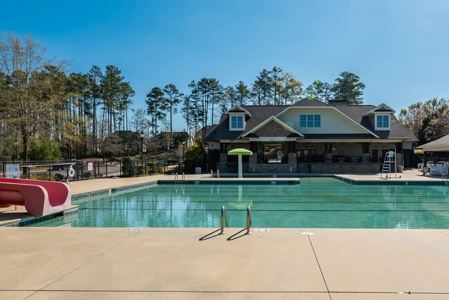 Building Photo - Well Maintained End Unit Townhome with Community Pool! Available July 14th!