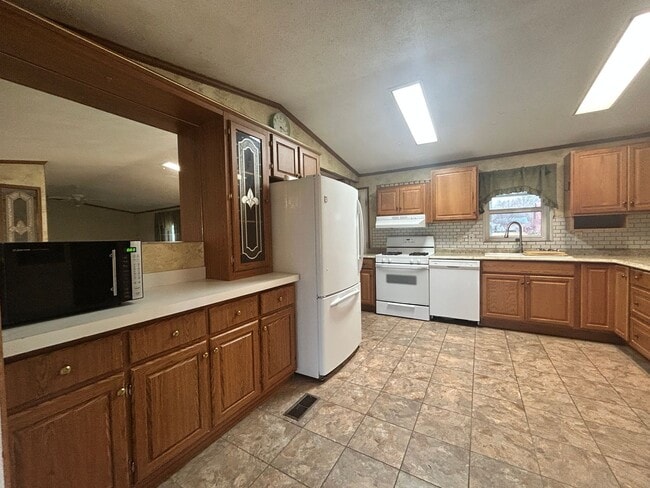 Building Photo - 3 Bed / 2 Bath  on One Acre – Garage Included