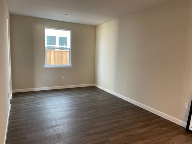 Building Photo - 3 Bedroom 2 Bathroom