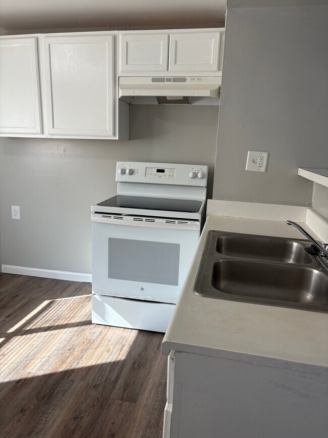 Building Photo - 3600 Cushing Dr