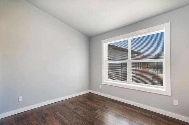 Building Photo - 415 S 11th St