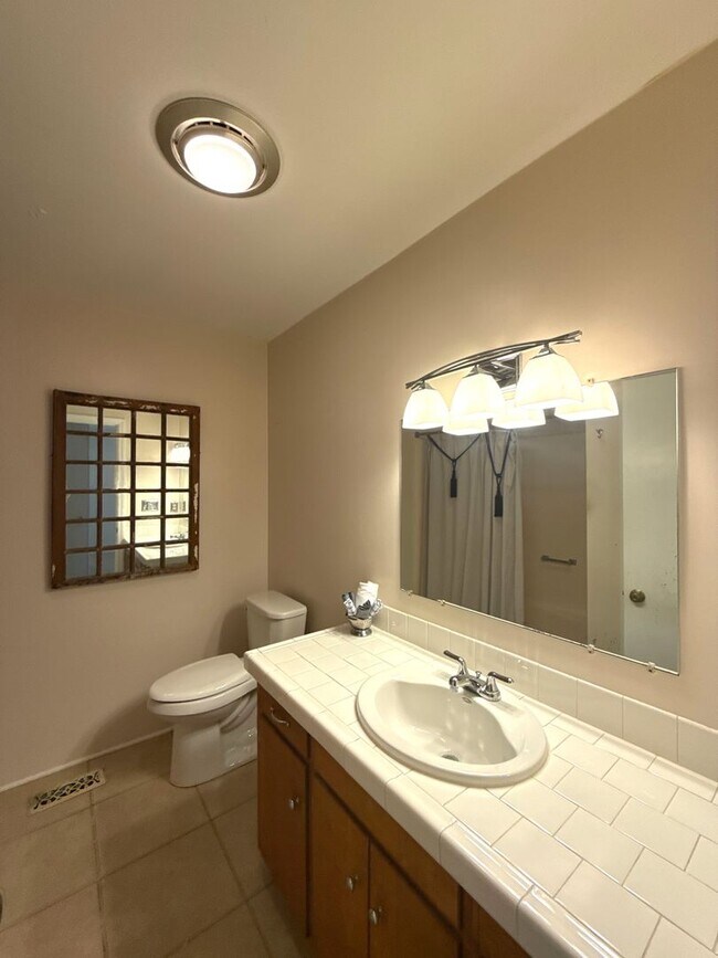 Building Photo - Beautiful 5 Bedroom 3 Bathroom House on Country Club Golf Course!