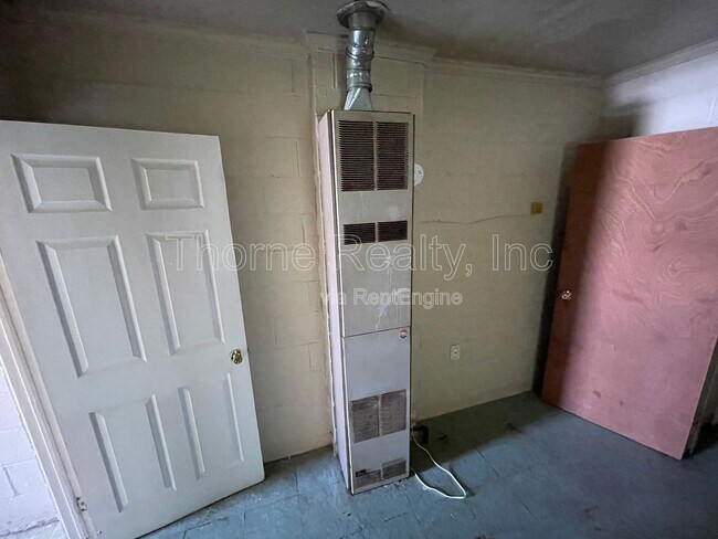 Building Photo - 415 Rocky St