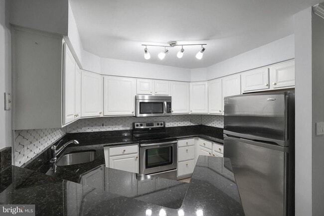 Building Photo - 7812 Mayfair Cir