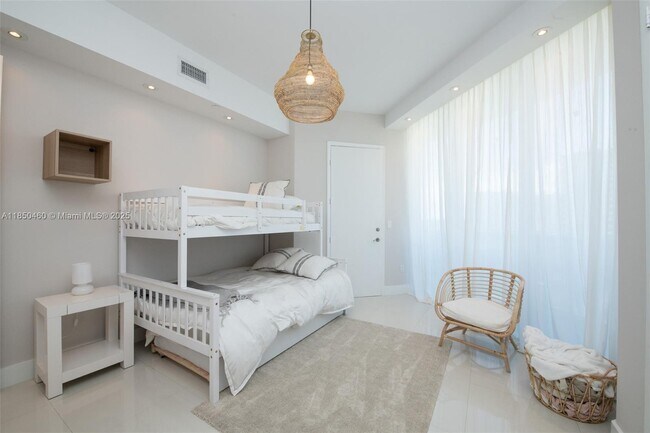 Building Photo - 15901 Collins Ave