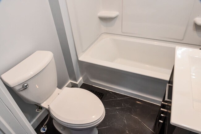 Building Photo - Remodeled 3 Bedroom 1 Bath home Ready for ...