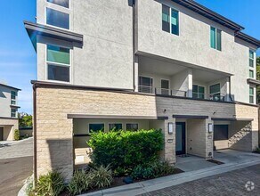 Building Photo - Stunning 3BD/2.5BA Townhouse in Mission Va...