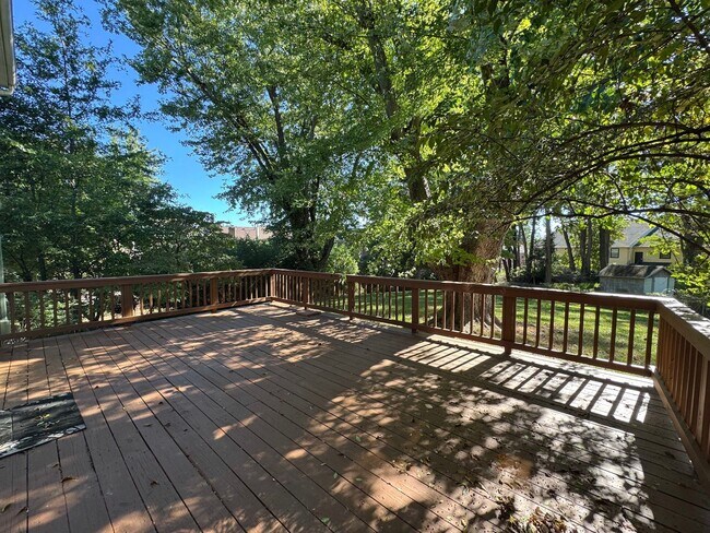 Building Photo - Spacious 4 Bed 2/2 Bath Home with Park-Lik...