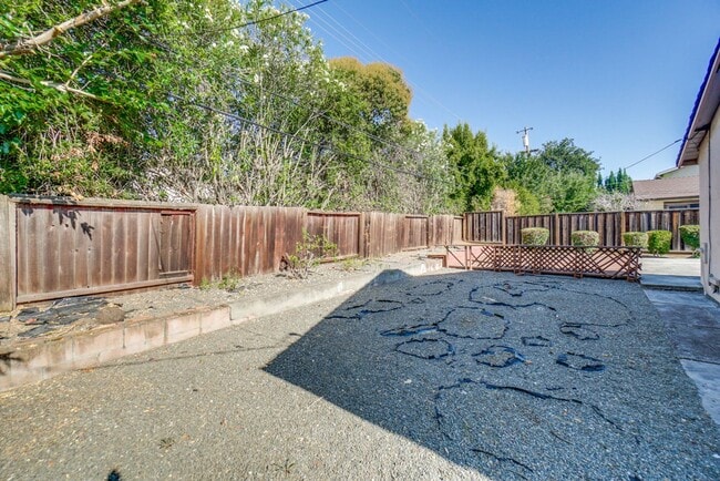 Building Photo - 1109 White Cliff Dr