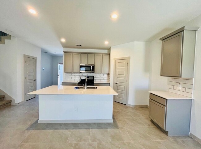 Building Photo - 3322 Silverton Dr