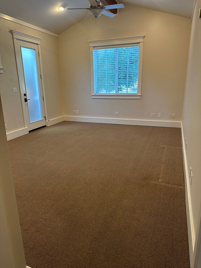 Building Photo - Buena Vista Rancher 4 bed /3 bath - Excell...