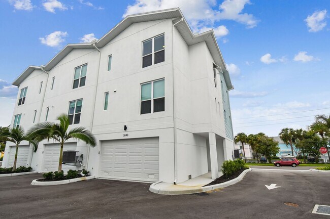 Building Photo - A charming coastal townhouse, just minutes from downtown St. Pete!