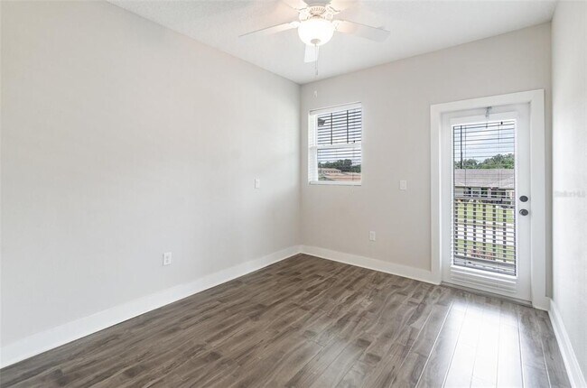 Building Photo - 2233 E Kaley Ave