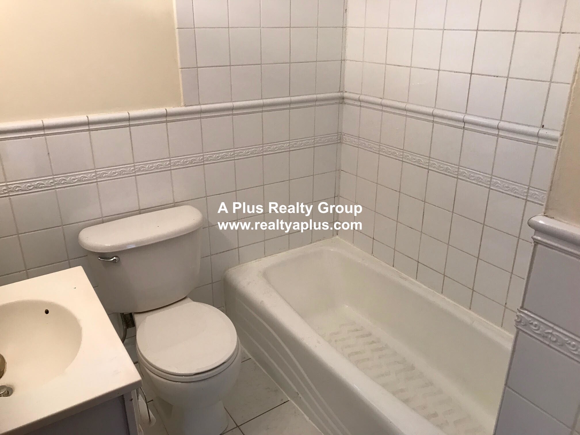 Building Photo - 336 Centre St