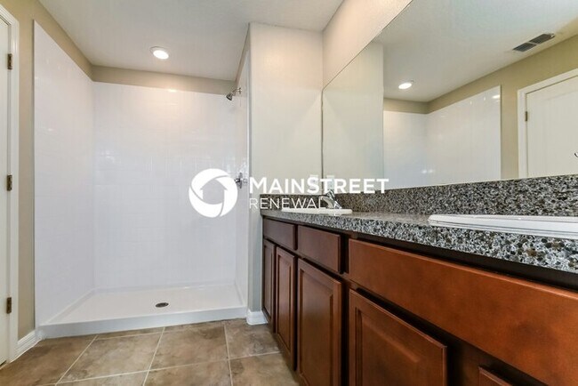 Building Photo - 6 Bedroom Pet-Friendly Home in RIVERVIEW, FL with Main Street Renewal