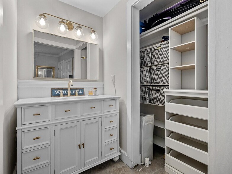 Building Photo - 19 Charter St