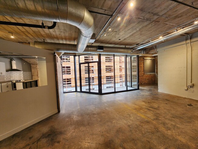 Building Photo - RARELY Available Dakota Lofts Condo! Indus...