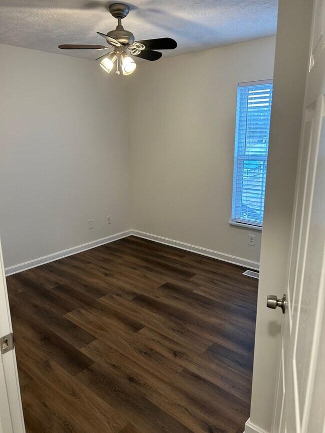 Building Photo - Now available:  Three bedroom, 1.5 bath home in Maryville City