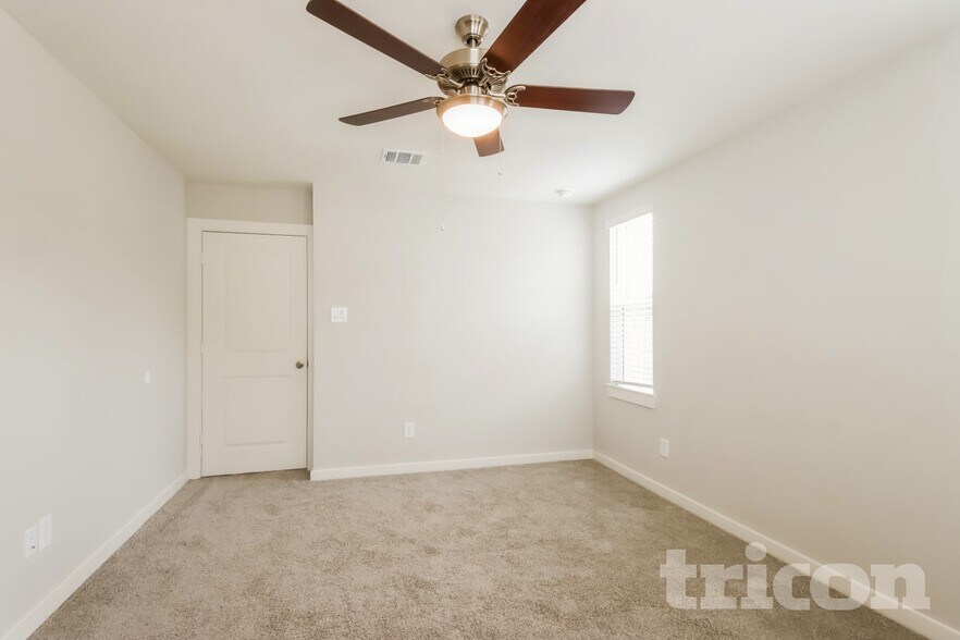 Building Photo - 9835 Willow Creek Commerce Dr