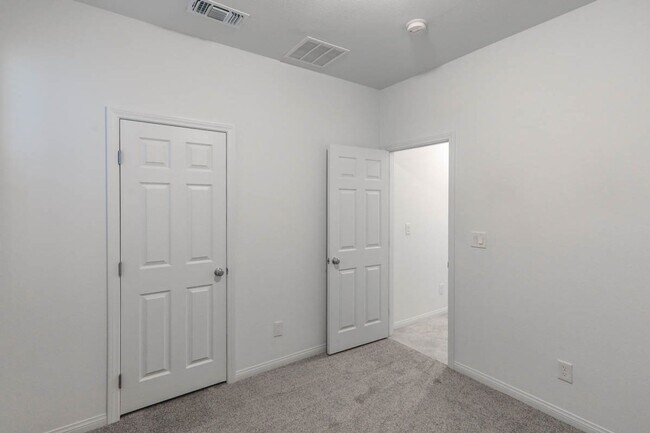 Building Photo - INSPIRADA BEAUTY WITH BED AND FULL BATH ON 1ST FLOOR