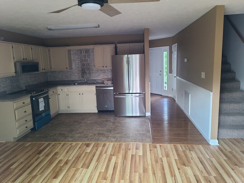 entry way - 1528 Old Oak Ln