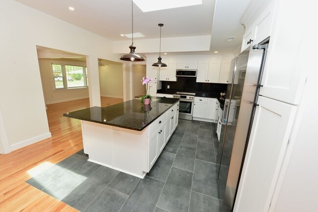 Building Photo - 817 Englewood Dr