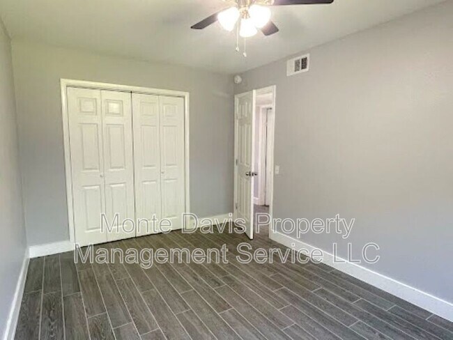 Building Photo - 2504 Manor Cir