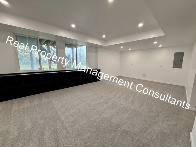 Building Photo - Extraordinary 4 bedroom home in Lee's Summit