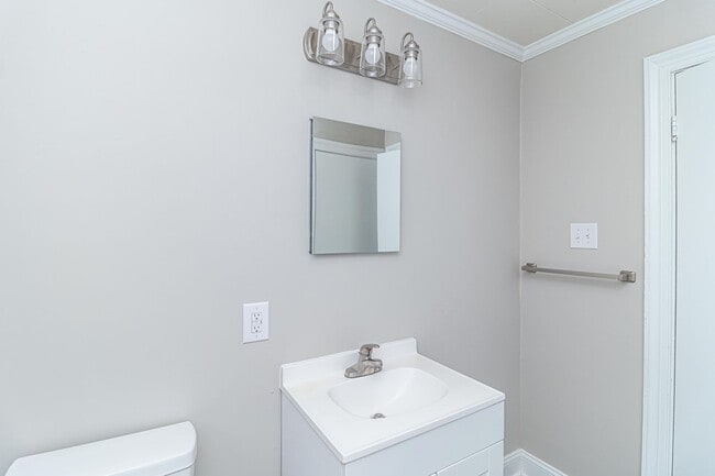 Building Photo - ADORABLE Renovated 3 BR | 1 BA Home in Gol...