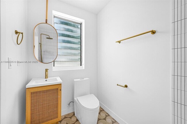 Building Photo - 641 10th St