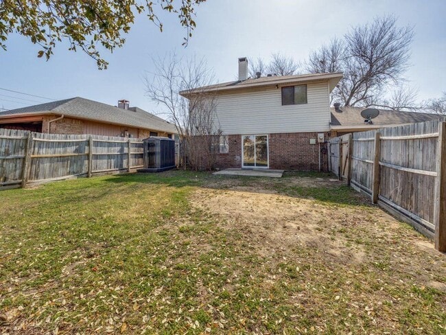Building Photo - 2623 Summertree Dr