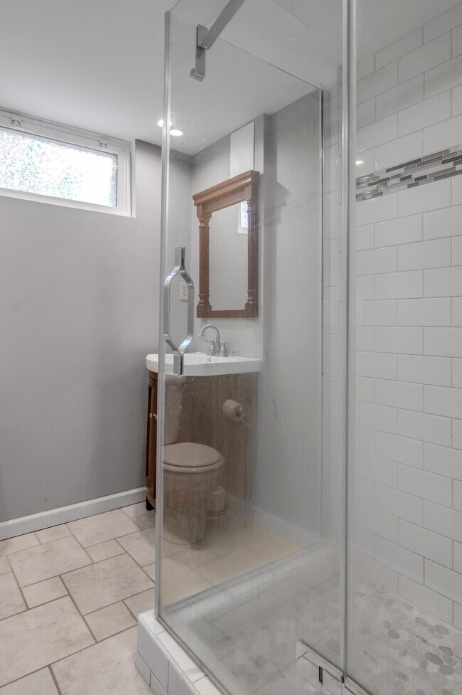 Building Photo - 653 Mt Vernon Dr