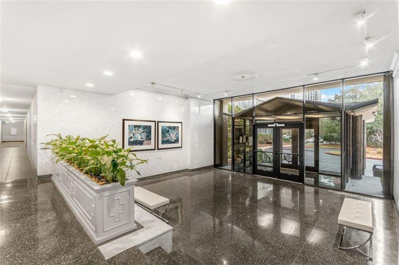 Main lobby - 3060 Pharr Court North NW
