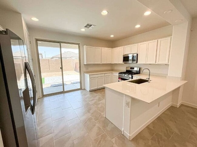 Building Photo - 3 Bedroom, 2 Bath Available NOW!