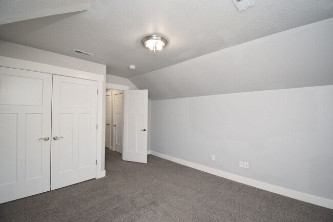 Building Photo - Spacious and Bright 5 Bed 3.5 Bath in Riverton!!