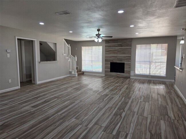 Building Photo - 592 River Plantation Dr