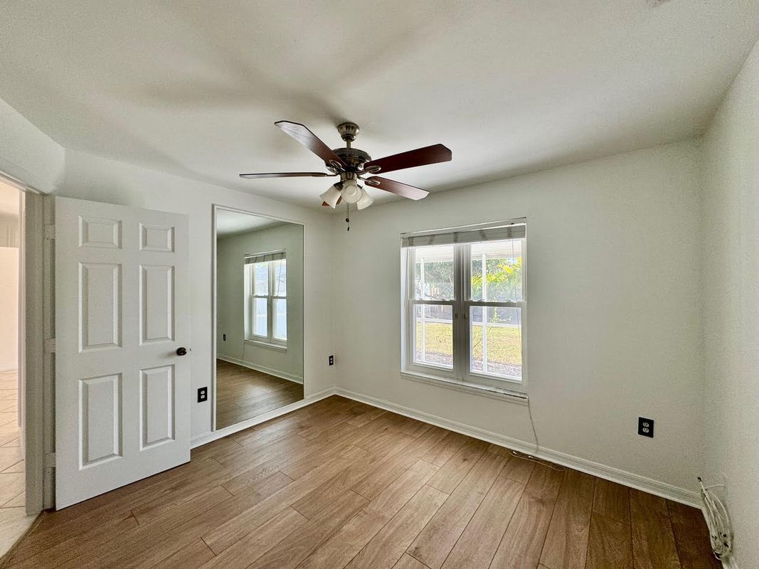 Building Photo - 2306 NE 5th Terrace