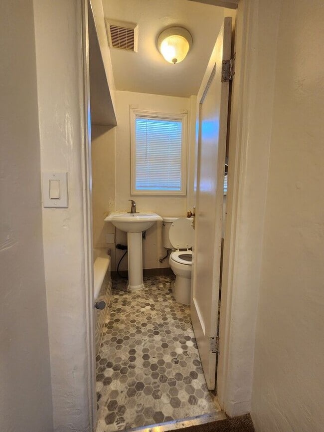 Building Photo - Charming 1bdr cottage with huge yard and garage!