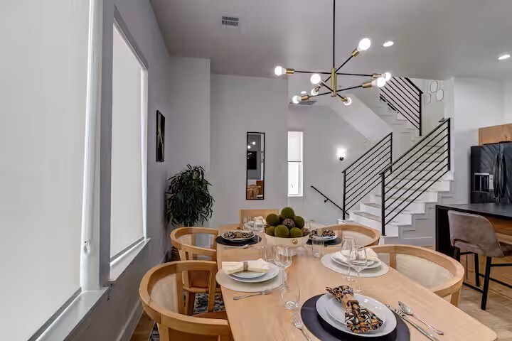 Building Photo - 3008 Delano St