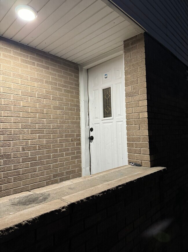 Building Photo - 447 Country Club Dr