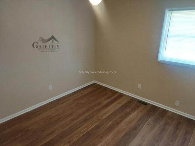 Building Photo - 1105 Meadowbrook Blvd