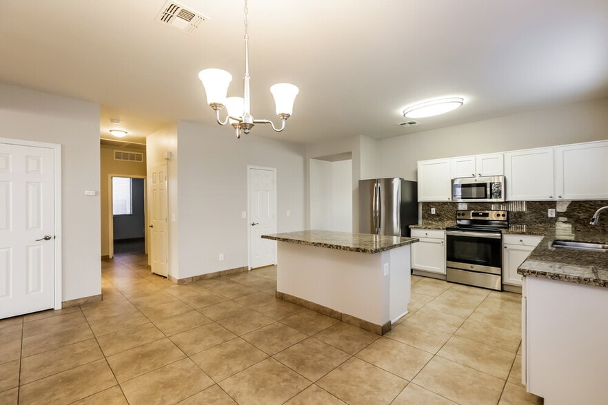 Building Photo - 3014 W Donner Dr