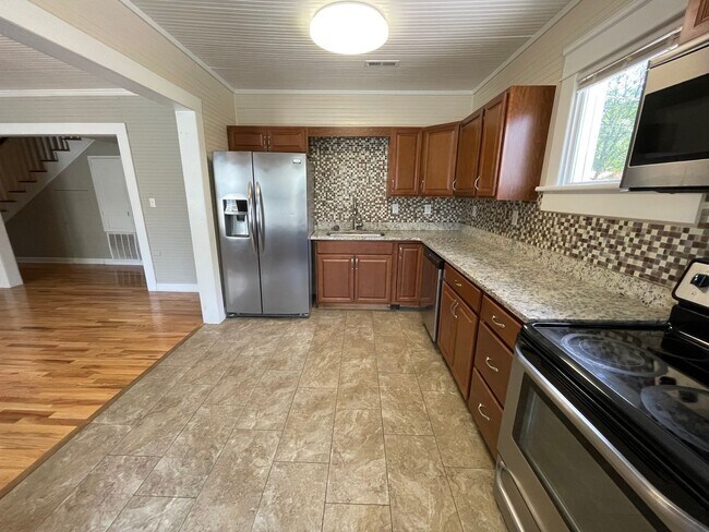 Building Photo - Stunning, renovated 7br home in the heart of Carrboro! Walk to downtown w/ ease, walk or bike to ...