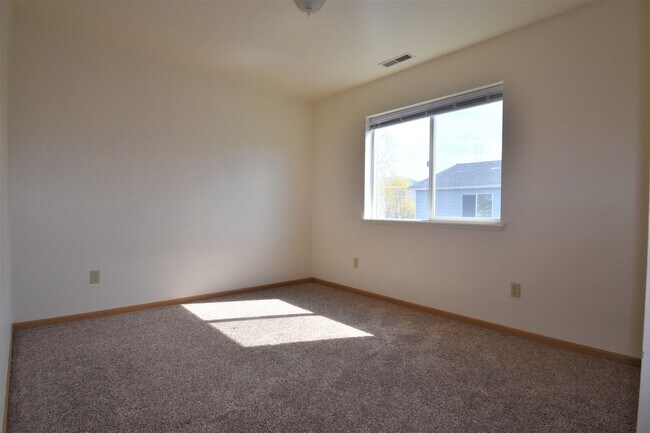 Building Photo - Townhouse style 2 bedroom 1.5 Bath with Attached Garage! Great Location!