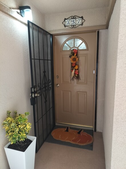 Front door and security screen - 4082 Valeta St