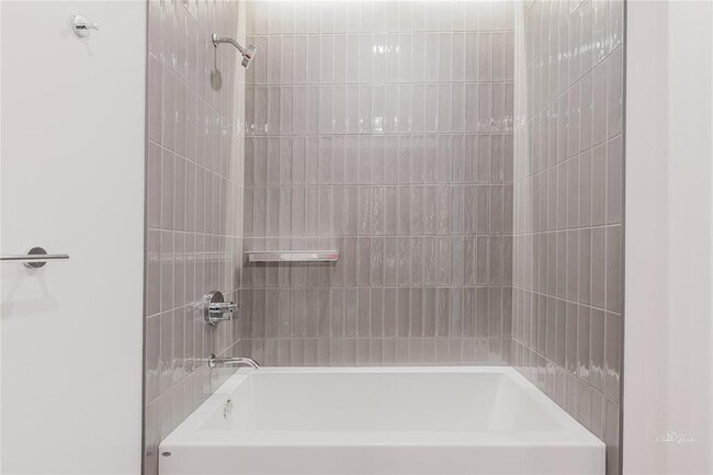 Building Photo - 610 Davis St