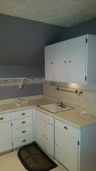 Building Photo - 1405 W 9th Ave